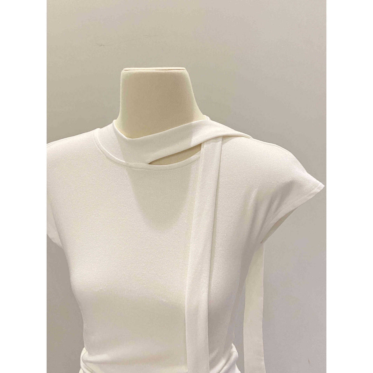 chic sleeveless top for women